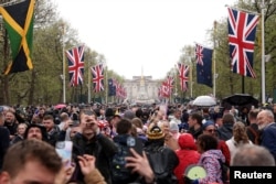 Đám đông tụ tập để xem Lễ đăng quang của Quốc vương Charles III và Vương hậu Camilla, ngày 6 tháng 5 năm 2023 tại London, Anh.