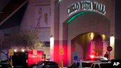 15일 총격 사건이 발생한 미국 텍사스주 엘파소 '시엘로 비스타' 쇼핑몰에 경찰이 출동해 있다. 