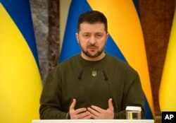 El presidente de Ucrania, Volodymyr Zelenskyy, asiste a una conferencia de prensa conjunta con el primer ministro sueco, Ulf Kristersson, en Kiev, Ucrania, el 15 de febrero de 2023.