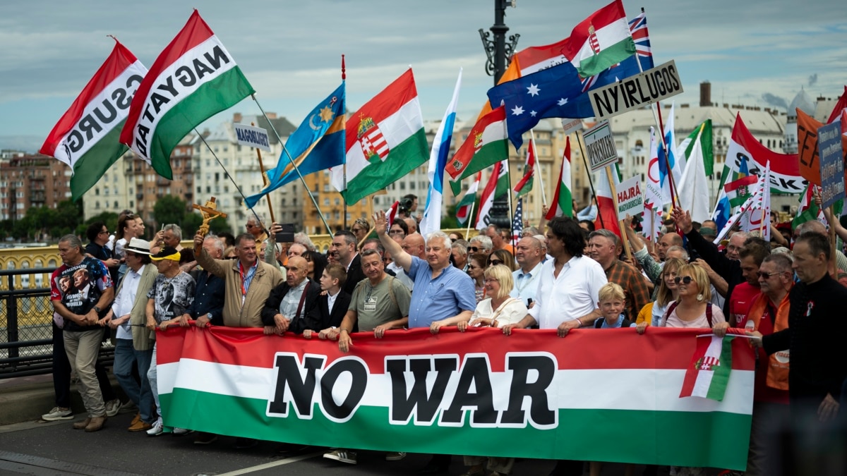 Hungary's Orbán stages 'peace march' ahead of EU elections