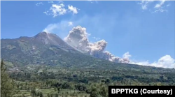 Gunung Merapi di perbatasan Yogyakarta dan Jawa Tengah mengalami 24 kali guguran awan panas sejak sekitar pukul 12.12 WIB hingga Sabtu sore (11/3). (Foto: Courtesy/BPPTKG)