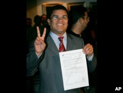 ARCHIVO - Benjamin Rausseo, comediante, tiene su papel de registro para ser candidato presidencial de Venezuela, Caracas, Venezuela, foto en negro. 23 de agosto de 2006