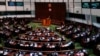 香港立法会议员在二读《基本法》第二十三条立法后举手表决。（2024年3月19日）