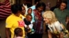 La primera dama de EE. UU., Jill Biden, a la derecha, sonríe durante una visita al proyecto del Plan de Emergencia para el Alivio del SIDA (PEPFAR) del presidente de EEUU en un asentamiento informal cerca de Windhoek, Namibia, el jueves 23 de febrero de 2023.
