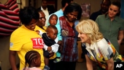 La primera dama de EE. UU., Jill Biden, a la derecha, sonríe durante una visita al proyecto del Plan de Emergencia para el Alivio del SIDA (PEPFAR) del presidente de EEUU en un asentamiento informal cerca de Windhoek, Namibia, el jueves 23 de febrero de 2023.