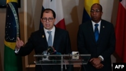 ARCHIVO: El fiscal feneral de Colombia, Francisco Barbosa (i), habla junto a su homólogo de Panamá, Javier Caraballo, durante una reunión de fiscales y procuradores generales en Playa Bonita, cerca de la ciudad de Panamá, el 30 de agosto de 2021.