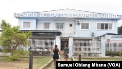 Deux jeunes femmes à l'entrée du centre de santé "Campo Yaunde" situé à Nubili, le plus grand bidonville de Malabo, en Guinée équatoriale, le 14 février 2023. 