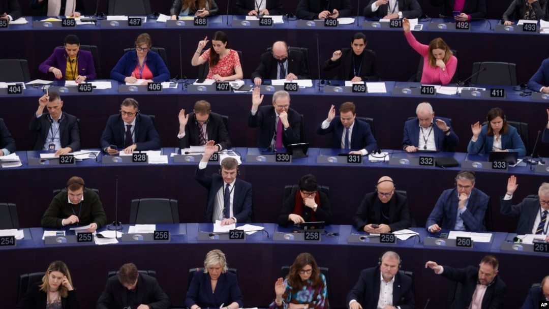 Para anggota parlemen Uni Eropa memberikan suara pada Undang-Undang soal Kecerdasan Buatan atau AI di Parlemen Eropa di Strasbourg, Prancis timur (foto: dok). 