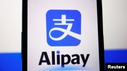 ILUSTRASI: Logo Alipay di sebuah ponsel, 28 Juni 2023. (REUTERS/Florence Lo/Illustration)