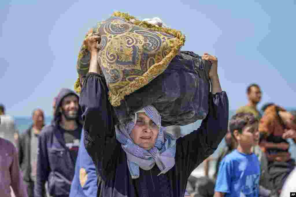 Displaced Palestinians return to northern Gaza Strip&nbsp;from central Gaza Strip.
