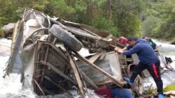 Polisi yang berpakaian sipil memeriksa bagian bus yang terjun ke dalam jurang dalam kecelakaan di wilayah Cajamarca, Peru, pada 29 April 2024. (Foto: Handout/Kepolisian Nasional Peru/AFP)