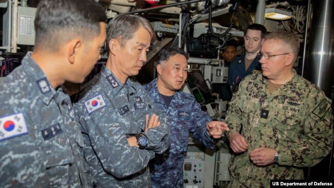 지난달 18일 괌 인근에서 미 해군 오하이오급 전략핵잠수함인 '메인함'에 승선한 한국 해군 이수열 잠수함사령관과 일본 해상자위대 다와라 다테키 잠수함대사령관이 릭 시프 미 해군 제7잠수함전단장과 이야기를 나누고 있다.