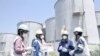 Direktur Jenderal Badan Energi Atom Internasional (IAEA) Rafael Grossi mengunjungi PLTN Fukushima Daiichi di kota Okuma, prefektur Fukushima, Jepang 19 Mei 2022. (Foto: Kyodo via Reuters)