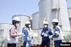 Direktur Jenderal Badan Energi Atom Internasional (IAEA) Rafael Grossi mengunjungi pembangkit listrik tenaga nuklir Fukushima Daiichi yang lumpuh akibat tsunami di kota Okuma, prefektur Fukushima, Jepang 19 Mei 2022. (Kyodo/via REUTERS)