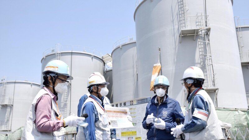 Direktur Jenderal Badan Energi Atom Internasional (IAEA) Rafael Grossi mengunjungi pembangkit listrik tenaga nuklir Fukushima Daiichi yang lumpuh akibat tsunami di kota Okuma, prefektur Fukushima, Jepang 19 Mei 2022. (Kyodo/via REUTERS)
