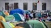 نیویارک میں 29 اپریل 2024 کو کولمبیا یونیورسٹی کیمپس میں احتجاجی کیمپ کے اندر ایک طالب علم مظاہرین پتنگ اڑا رہا ہے۔