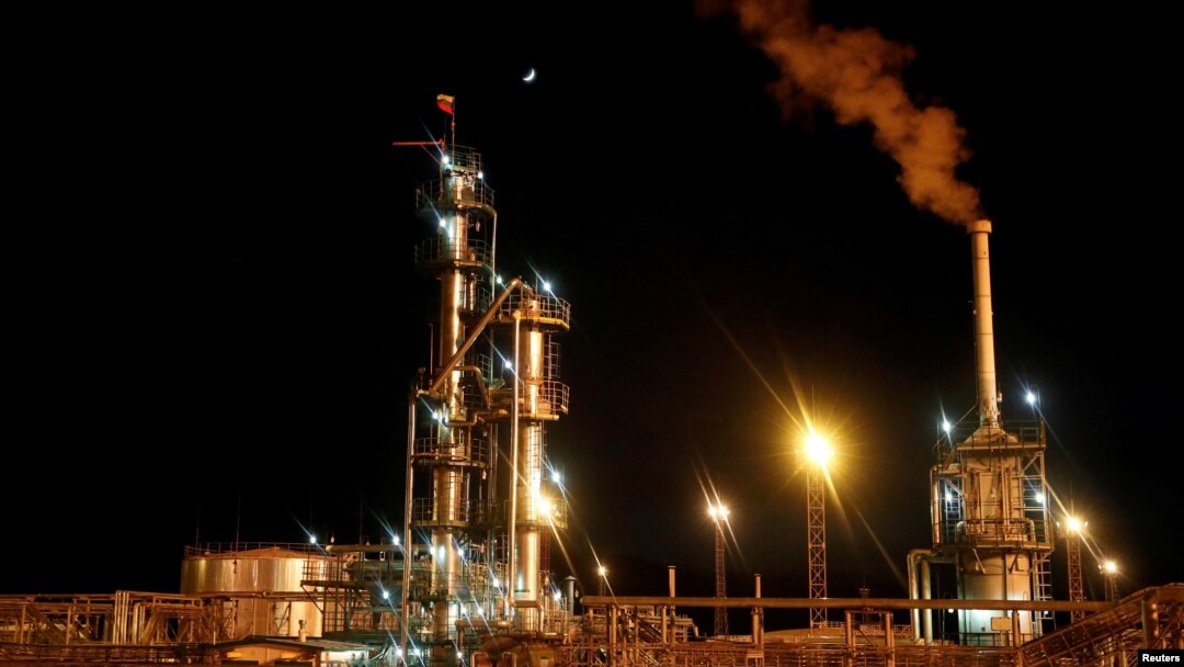ARCHIVO - Una bandera estatal rusa ondea en la parte superior de una planta de diésel en el campo petrolífero de Yarakta, propiedad de Irkutsk Oil Company (INK), en la región de Irkutsk, Rusia, el 10 de marzo de 2019. 