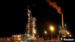 ARCHIVO - Una bandera estatal rusa ondea en la parte superior de una planta de diésel en el campo petrolífero de Yarakta, propiedad de Irkutsk Oil Company (INK), en la región de Irkutsk, Rusia, el 10 de marzo de 2019. 