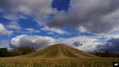 File:Silbury Hill 03.jpg - Wikimedia Commons