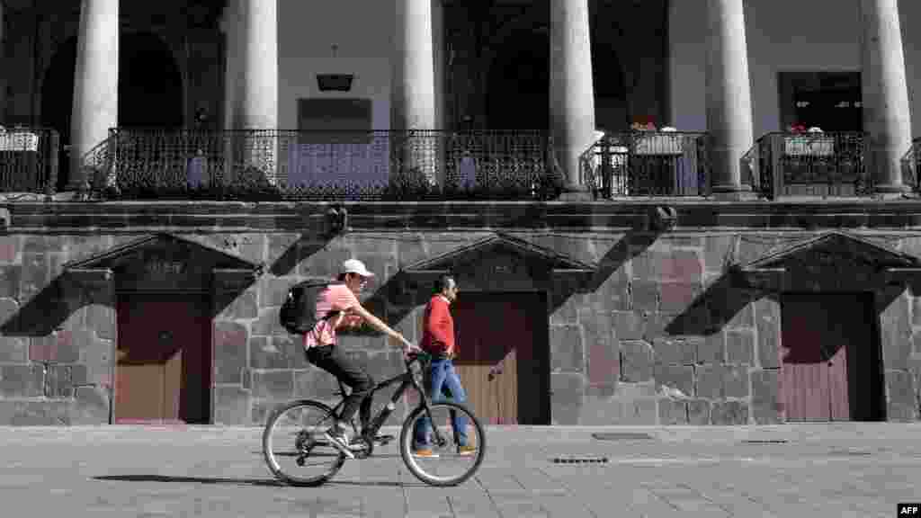 Sin embargo, lo ocurrido en Perú y ahora en Ecuador tiene marcadas diferencias que radican en sus respectivas Constituciones. &quot;En Ecuador el mandatario puede actuar de manera inmediata cuando lo considere necesario&quot;, explicó un analista a la Voz de América.