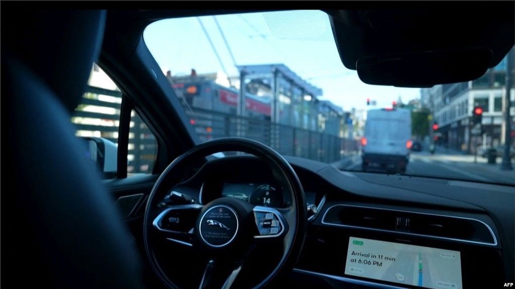 法新社视频截屏显示的是旧金山的 Waymo 汽车。（2023年8月25 日）(photo:VOA)