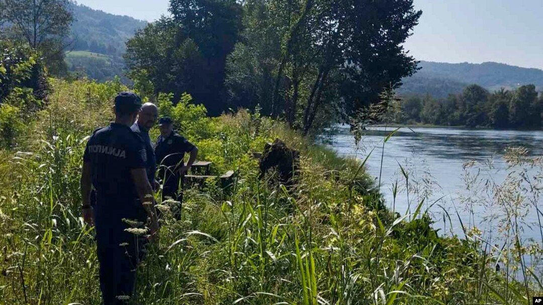 Српски полицајци го претресуваат брегот на реката Дрина
