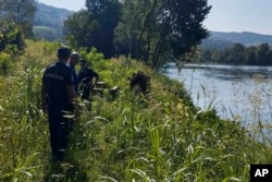 Polisi Serbia memeriksa tepi Sungai Drina di dekat kota Ljubovija, Serbia, Kamis, 22 Agustus 2024. (Kementerian Dalam Negeri Serbia via AP)