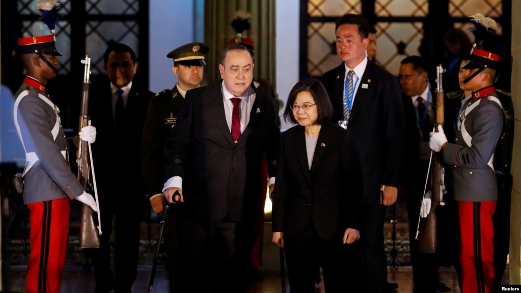La presidenta de Taiwán, Tsai Ing-wen, camina con su homólogo guatemalteco, Alejandro Giammattei, en el Palacio Nacional de la Cultura, en la Ciudad de Guatemala, Guatemala, el 31 de marzo de 2023.