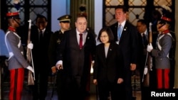 La presidenta de Taiwán, Tsai Ing-wen, camina con su homólogo guatemalteco, Alejandro Giammattei, en el Palacio Nacional de la Cultura, en la Ciudad de Guatemala, Guatemala, el 31 de marzo de 2023.
