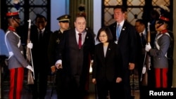 Presiden Taiwan Tsai Ing-wen berjalan dengan Presiden Guatemala Alejandro Giammattei di Palacio Nacional de la Cultura, di Guatemala City, Guatemala, 31 Maret 2023. (Foto: REUTERS/Luis Echeverria)