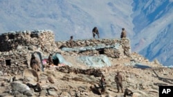 Pasukan China membongkar bunker mereka di wilayah Pangong Tso, di Ladakh sepanjang perbatasan India-China pada Senin, 15 Februari 2021. (Foto: via AP)