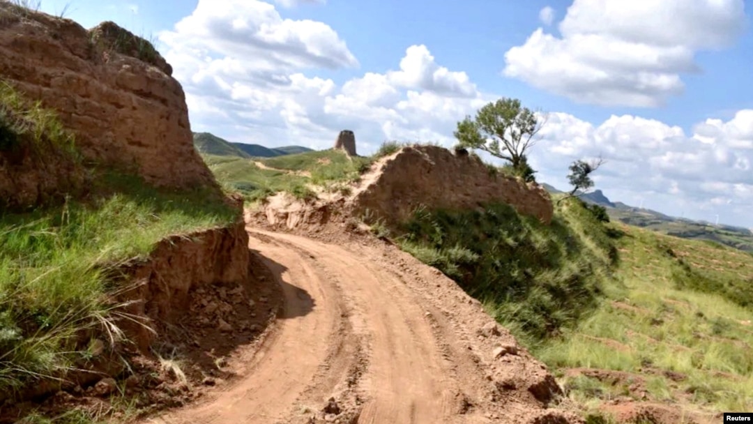 Put koji prolazi kroz oštećeni dio Kineskog zida (Foto: Youyu County Public Security Bureau/Handout via REUTERS)
