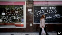 Seorang perempuan berjalan melewati toko daging di Buenos Aires, Argentina, pada 11 Mei 2023. (Foto: AP/Natacha Pisarenko)