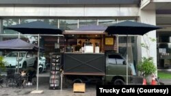Trucky Café ຮ້ານກາເຟຂະໜາດນ້ອຍເຄື່ອນທີ່ ທີ່ບໍລິການໃນເນື້ອທີ່ຈໍາກັດ, ແຕ່ສະໜອງເຄື່ອງດື່ມຄົບທຸກລົດຊາດ ທຽບເທົ່າມາດຕະຖານ Coffee Café ຂະໜາດໃຫຍ່. 