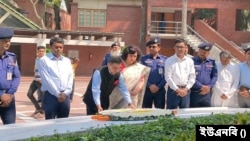 বঙ্গবন্ধু শেখ মুজিবুর রহমানের সমাধিতে পুষ্পস্তবক অর্পণ করে শ্রদ্ধা নিবেদন করছেন বাংলাদেশে নিযুক্ত ভারতের হাইকমিশনার প্রণয় ভার্মা। 