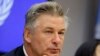 Rebajan cargos contra Alec Baldwin