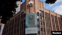 上海华为专卖店外的新手机Mate 60系列广告。（2023年9月8日）