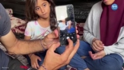 Gazzeli baba hava saldırısında hayatlarını kaybetmeleri halinde teşhis edebilmek için çocuklarına mavi bileklikler takıyor 