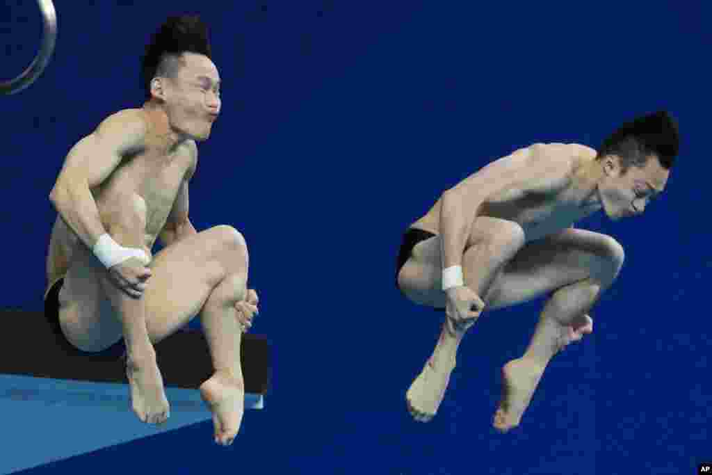China&#39;s Yang Hao and Lian Junjie compete during the men&#39;s synchronized 10m platform diving final of the 19th Asian Games in Hangzhou, China.