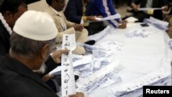 FILE - Suasana penghitungan surat suara di pusat pemungutan suara setelah berakhirnya Pemilu di Dhaka, Bangladesh, 30 Desember 2018. (REUTERS/Mohammad Ponir Hossain)