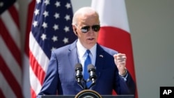 美国总统拜登与日本首相岸田文雄在白宫玫瑰园举行记者会时讲话。（2024年4月10日）