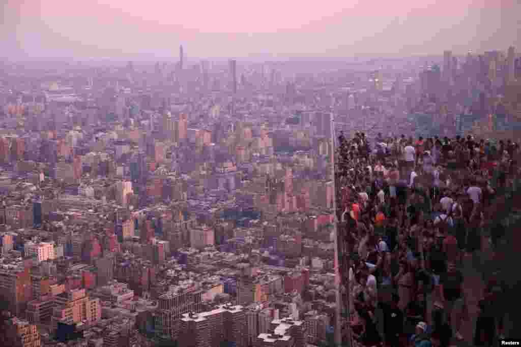 People look out over Manhattan, from the Edge, in New York City, Sept. 5, 2023. REUTERS/Andrew Kelly