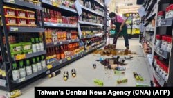 Chai lọ trong một siêu thị ở Nghi Lan rơi vỡ sau trận động đất lớn xảy ra ở phía đông Đài Loan vào ngày 3/4/2024. Đài Loan đã phải hứng chịu hàng trăm dư chấn kể từ đó.