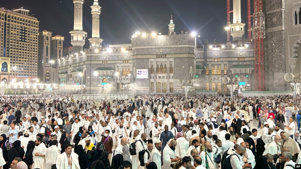 হজযাত্রীরা মক্কায় বার্ষিক হজের সময় গ্র্যান্ড মস্কের বাইরে। ১৪ জুন, ২০২৪।