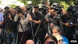 En la fotografía aparecen miembros de la prensa durante la cobertura de una actividad del candidato presidencial opositor venezolano, Edmundo González, el 13 de junio de 2024. [Foto: Carolina Alcalde/VOA] 