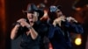 Tim McGraw (kiri) dan Shy Carter tampil di iHeartRadio Music Festival di Las Vegas, Nevada, 20 September 2019. (Foto: Steve Marcus, Reuters)