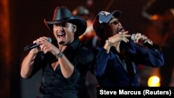 Tim McGraw (kiri) dan Shy Carter tampil di iHeartRadio Music Festival di Las Vegas, Nevada, 20 September 2019. (Foto: Steve Marcus, Reuters)