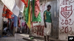 Cheikh Gueye, un pescador que recientemente intentó migrar a Europa, reza en la casa de su familia en Thiaroye-Sur-Mer, Senegal, el 23 de agosto de 2024. Los migrantes parten en barcos de pesca artesanal y navegan durante varios días contra fuertes vientos y corrientes del Atlántico.