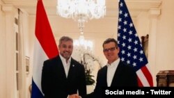 David Cohen, director adjunto de la Agencia Central de Inteligencia de EEUU visitó Paraguay, posa junto al presidente paraguayo, Mario Abdo, el miércoles 29 de marzo de 2023. [Cortesía]