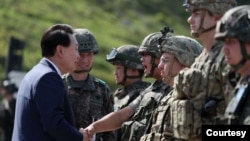 윤석열 한국 대통령이 15일 경기도 포천 승진훈련장에서 북한 도발 시나리오를 적용해 실시된 연합·합동 화력격멸훈련을 주관했다. 사진 = 한국 대통령실.